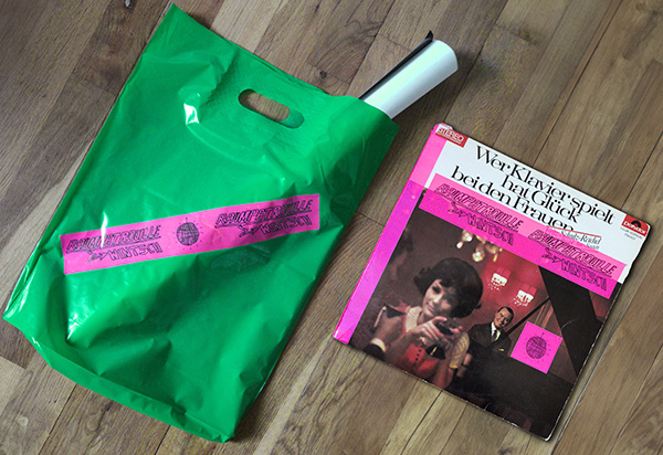 Raumpatrouille Wintsch Beispiel Album aussen, grünser Plasiksack mit Raumpatrouillen-Branding (pinkes Klebeband)